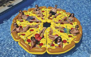Felfújhatós pizza formájú, PVC strandmatrac 2020 modell választék, strandoláshoz, házi medencefürdőzéshez, baráti összejövetelekre, napozáshoz