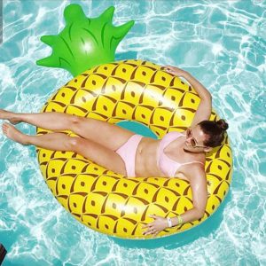 Strandcikkek, pizza, flip-flop papucs, görögdinnye, szökőkút, úszószék