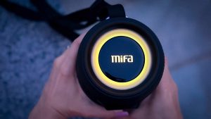 Mifa A90 IPX8 vízálló, hordozható Bluetooth hangszóró RGB színváltós