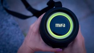 Mifa A90 IPX8 vízálló, hordozható Bluetooth hangszóró RGB színváltós
