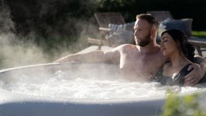 FREEZE SHIELD™ TECHNOLÓGIA A Lay-Z-Spa úttörő Freeze Shield™ technológiája lehetővé teszi, hogy egész évben használja a pezsgőfürdőt. Ezt a különleges funkciót úgy terveztük, hogy megakadályozza a víz befagyását a pezsgőfürdőben, így Ön egész évben biztonságosan használhatja pezsgőfürdőjét, még akkor is, ha a környezeti levegő hőmérséklete 6°C alá esik. A Freeze Shield™ funkcióval rendelkező Lay-Z-Spa szivattyú intelligensen figyeli a környezeti levegő hőmérsékletét, hogy a szivattyú még a leghidegebb körülmények között is működőképes maradjon. Automatikusan fokozza a vízkeringést és 10°C-ra melegít, ha a külső hőmérséklet 6°C alá csökken. Ez megakadályozza, hogy a víz megfagyjon, és károsodjon a csövek vagy a bélés. Ez a költséghatékony funkció azt jelenti, hogy a hidegebb hónapokban nem kell állandóan meleget tartania a pezsgőfürdőben, és nem kell elpakolnia a pezsgőfürdőt, ha nem használja rendszeresen.
