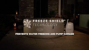 Freeze Shield™ technológia, prémium DuraPlus™ anyag, egyszerű 5 perces beállítás, energiatakarékos időzítő, fejlett biztonsági funkciók, ChemConnect™ adagoló, digitális kijelzőpanel, beépített pohártartók, felfújható fedél és megerősített szigetelő burkolat biztonsági zárkapcsokkal.