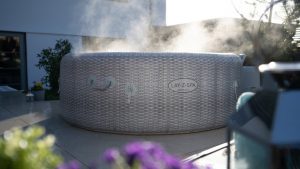 FREEZE SHIELD™ TECHNOLÓGIA A Lay-Z-Spa úttörő Freeze Shield™ technológiája lehetővé teszi, hogy egész évben használja a pezsgőfürdőt. Ezt a különleges funkciót úgy terveztük, hogy megakadályozza a víz befagyását a pezsgőfürdőben, így Ön egész évben biztonságosan használhatja pezsgőfürdőjét, még akkor is, ha a környezeti levegő hőmérséklete 6°C alá esik. A Freeze Shield™ funkcióval rendelkező Lay-Z-Spa szivattyú intelligensen figyeli a környezeti levegő hőmérsékletét, hogy a szivattyú még a leghidegebb körülmények között is működőképes maradjon. Automatikusan fokozza a vízkeringést és 10°C-ra melegít, ha a külső hőmérséklet 6°C alá csökken. Ez megakadályozza, hogy a víz megfagyjon, és károsodjon a csövek vagy a bélés. Ez a költséghatékony funkció azt jelenti, hogy a hidegebb hónapokban nem kell állandóan meleget tartania a pezsgőfürdőben, és nem kell elpakolnia a pezsgőfürdőt, ha nem használja rendszeresen.