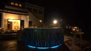 LAY-Z-SPA HOLLYWOOD AIRJET™ RGB, színváltós, fényterápiás, felfújható jakuzzi, masszázsmedence, Lay-Z-Spa Hollywood AirJet™ 4-6 fő számára alkalmas, 140 AirJet levegő befúvás, Freeze Shield automatikus fagyásvédelemmel