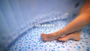 140 AIRJET™ MASSZÁZSRENDSZER Intenzív teljes testmasszázsban részesülhet a 140 AirJet™ masszázsrendszernek köszönhetően. Több ezer buborék szabadul fel, érezze, ahogy azok finoman áramlanak a fürdő aljából és a testén keresztül, segítve a stressz csökkentését és az izmok enyhítését., 140 AirJet levegőbefújó