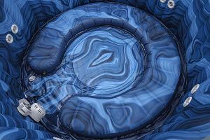 INTEGRÁLT ÜLŐPAD ÉS LÁBMASSZÍROZÓ A luxus Santorini HydroJet Pro™ egy szinte teljesen kör alakú, integrált felfújható pad ülőfelülettel rendelkezik a tökéletes kényelem érdekében, valamint egy kör alakú AirJet™ készlettel, amely lábmasszírozóként működik