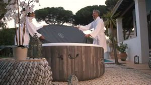 LAY-Z-SPA BAHAMAS AIRJET FELFÚJHATÓ JAKUZZI 180X66 CM, Freeze Shield technológia,A medence megerősített fedéllel rendelkezik, melyet biztonsági hevederek rögzítenek az extra szigetelés érdekében. , 2021-es modell