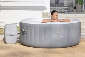 Lay-Z-Spa St.Lucia AirJet pillanatok alatt összeállítható pezsgőfürdő medence, 2-3 személy részére, gyors vízfelfűtési rendszer, 110 darab meleg levegőbefúvás, gyors telepítés, Freeze Shield, fagyás védelem a téli hónapokra