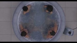 A Lay-Z-Spa Honolulu Airjet szürke-rattan mintázattal felfújható jakuzzi egy gombnyomással összeállítható pezsgőfürdő medence, 4-6 személyes