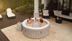 A Madrid Airjet™ felfújható jakuzzi 2022-es év újdonsága, melyben akár 4 személy is kényelmesen elfér, így közös családi élmény lehet a wellness. 2-4 személyes, Applikáció segítségével távolról vezérelhető