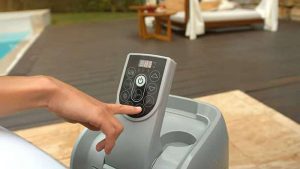 A Madrid Airjet™ felfújható jakuzzi 2022-es év újdonsága, melyben akár 4 személy is kényelmesen elfér, így közös családi élmény lehet a wellness. 2-4 személyes