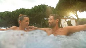 A Madrid Airjet™ felfújható jakuzzi 2022-es év újdonsága, melyben akár 4 személy is kényelmesen elfér, így közös családi élmény lehet a wellness.