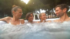 A Madrid Airjet™ felfújható jakuzzi 2022-es év újdonsága, melyben akár 4 személy is kényelmesen elfér, így közös családi élmény lehet a wellness. 2-4 személyes