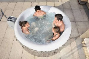 A Madrid Airjet™ felfújható jakuzzi 2022-es év újdonsága, melyben akár 4 személy is kényelmesen elfér, így közös családi élmény lehet a wellness. 2-4 személyes