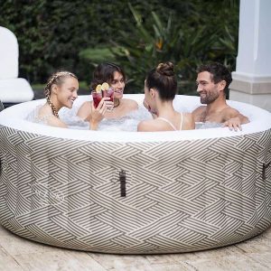A Madrid Airjet™ felfújható jakuzzi 2022-es év újdonsága, melyben akár 4 személy is kényelmesen elfér, így közös családi élmény lehet a wellness.