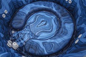 INTEGRÁLT ÜLŐPAD ÉS LÁBMASSZÍROZÓ A luxus Santorini HydroJet Pro™ egy szinte teljesen kör alakú, integrált felfújható pad ülőfelülettel rendelkezik a tökéletes kényelem érdekében, valamint egy kör alakú AirJet™ készlettel, amely lábmasszírozóként működik