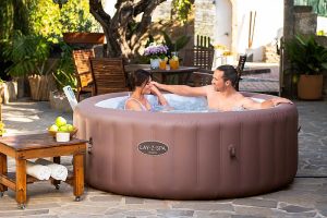 6001G_25 LAY-Z-SPA® Hawaii AirJet™ Ultrafit WLAN WiFi terrakotta 4-6 személyes, Ø 196 x 71 cm WiFi kapcsolaton keresztől a telefonja segítségével távolról is vezérelheti pezsgőfürdőjét a Bestway SmartSpa™ alkalmazáson keresztül