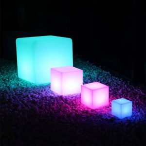 TIRVOSE RGB LED-es Dekorációs 10 x 10 cm-es kockalámpa, akkumulátoros, USB töltős